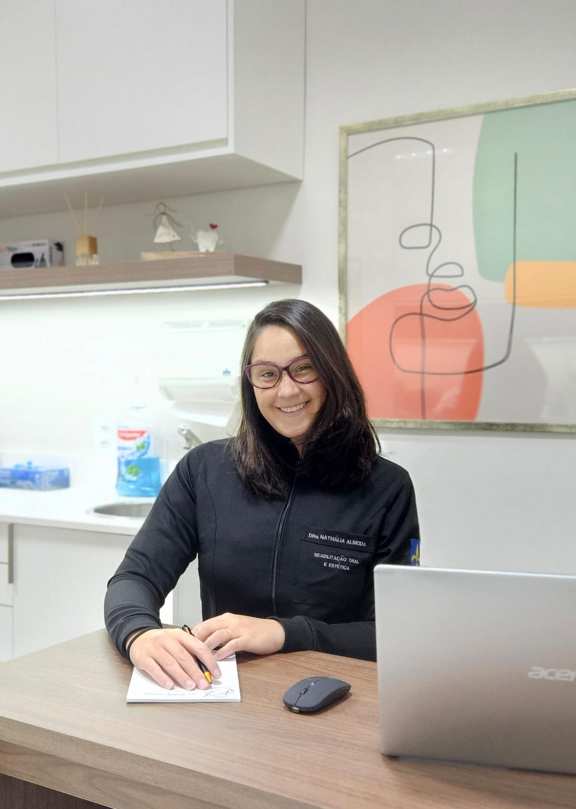 Dra. Nathália Almeida em seu consultório em Campinas
