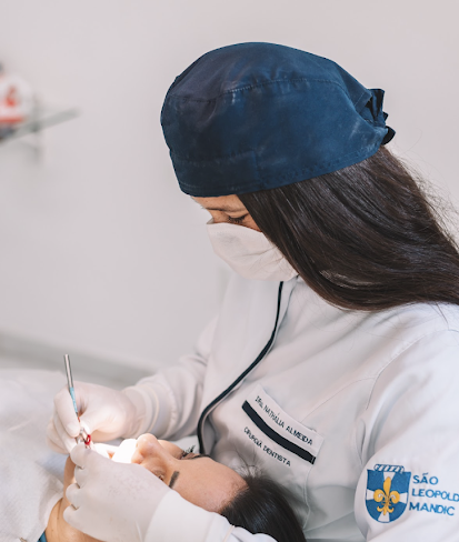 Dra. Nathália Almeida durante atendimento odontológico